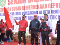 Bupati Kukar Bersama Korem 091/ASN Lakukan Gerakan pembagian 10 juta Bendera Merah Putih
