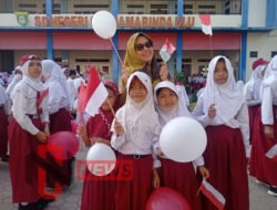 Sambut HUT RI Ke-78 Th Siswa – Siswi SDN 027 Samarinda Ulu Kibarkan Bendera dan Balon Merah Putih 
