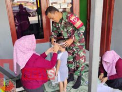 Wujudkan Balita Sehat, Babinsa Dampingi Petugas Berikan Layanan Posyandu