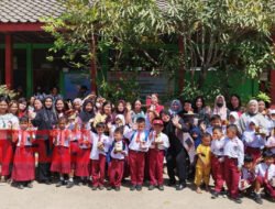 Ratusan Siswa SDN 010 LJI Bersama Orang Tua membuat Kreasi Daur Ulang Sampah Bertajuk Merah Putih.