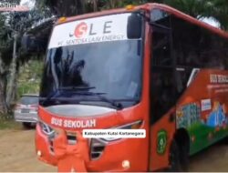 Wakil Ketua DPRD Kaltim Serahkan Bus Sekolah untuk Desa Batuah