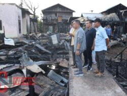 Calon Bupati Kukar Dendi Suryadi Salurkan Bantuan untuk Korban Kebakaran di Loa Ipuh
