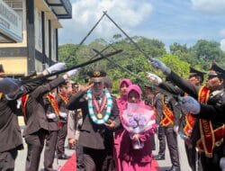 Kapolres Dharmasraya Pimpin Tradisi Pedang Pora untuk Wisuda Purna Bakti AKP Efendi