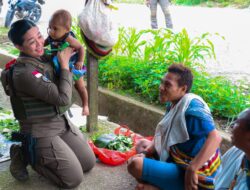 Polwan Ops Damai Cartenz 2025: Beri Dukungan dan Kebahagiaan bagi Mama-Mama Papua di Pasar Lama Oksibil