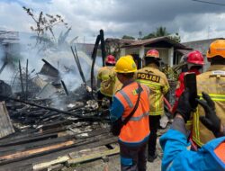 Tim Pammat Dit Samapta Polda Kaltim Bergerak Cepat Padamkan Kebakaran di Balikpapan