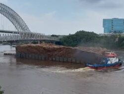 Tongkang Indosukses 28 Tabrak Jembatan Mahakam, Empat Tug Boat Dikerahkan