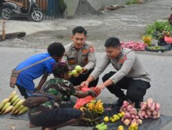 Satgas Humas Damai Cartenz 2025 Rangkul Pedagang Buah di Timika dengan Pendekatan Humanis