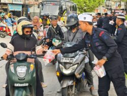 Sat Brimob Polda Kaltim Batalyon B Pelopor Berbagi Takjil, Wujud Kepedulian di Bulan Ramadhan