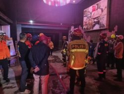 Tim Pammat Ditsamapta Polda Kaltim Sigap Bantu Pemadaman Kebakaran Hotel di Balikpapan