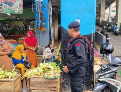 Selama Libur Lebaran, Sat Brimob Polda Kaltim Lakukan Pengamanan di Sejumlah Pasar Tradisional