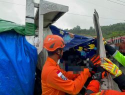 Satu Tewas dalam Kecelakaan Truk di Km 13 Kariangau, Balikpapan — Tim SAR Lakukan Evakuasi Korban Terjepit