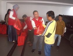 IKA Unhas Samarinda Salurkan 160 Paket Sembako Usai Pelantikan Pengurus