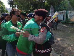 Ojol Bagikan Ribuan Mawar untuk TNI-Polri di Monas, Tegaskan Komitmen Damai