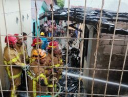 Brimob Polda Kaltim Gerak Cepat Padamkan Kebakaran Rumah Dua Lantai di Balikpapan