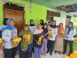 Polwan Ditresnarkoba dan Bhayangkari Polda Kaltim Berbagi Minyak Goreng Jelang Akhir Tahun