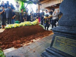 Hadiri Pemakaman Eyang Meri, Kapolri: Pesannya Jadi Inspirasi Keluarga Besar Polri