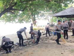 Dukung Program Pemerintah, Batalyon A Pelopor Brimob Kaltim Bersihkan Pantai Stalkuda