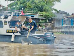 Polresta Samarinda Bersama Forkopimcam Bersih-bersih Sungai Karang Mumus