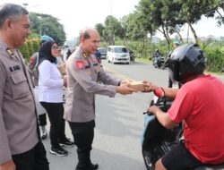 Polda Kaltim Bagikan 100 Takjil kepada Pengguna Jalan di Bulan Ramadan