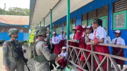 Patroli Humanis Ops Damai Cartenz Sambangi Sekolah di Pegunungan Bintang
