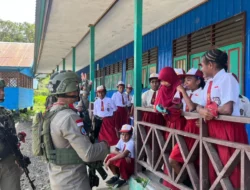 Patroli Humanis Ops Damai Cartenz Sambangi Sekolah di Pegunungan Bintang