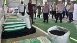 Kapolri Lepas 80 Ton Pupuk untuk Petani Riau dari Kampar