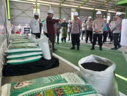 Kapolri Lepas 80 Ton Pupuk untuk Petani Riau dari Kampar