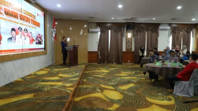 Wabup Kutim Mahyunadi saat membuka Konferensi Cabang (Konfercab) IX DPC GMNI Kutim di Ruang Panel DPRD Kutim, Jumat (10/7/2026).