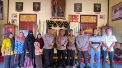 Sambangi Tokoh Adat Gunung Tabur, Kapolsek Ajak Jaga Budaya dan Keamanan Bersama