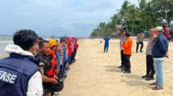 Tim Pammat Ditsamapta Polda Kaltim Gerak Cepat Bantu Pencarian Korban Tenggelam di Pantai Balikpapan